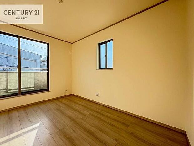 2面採光を確保した明るい室内は、風通しも良く、明るく大変居心地の良い空間となっております。リラックスして過ごせる心地の良いお部屋です！朝の目覚めがスッキリしますね！