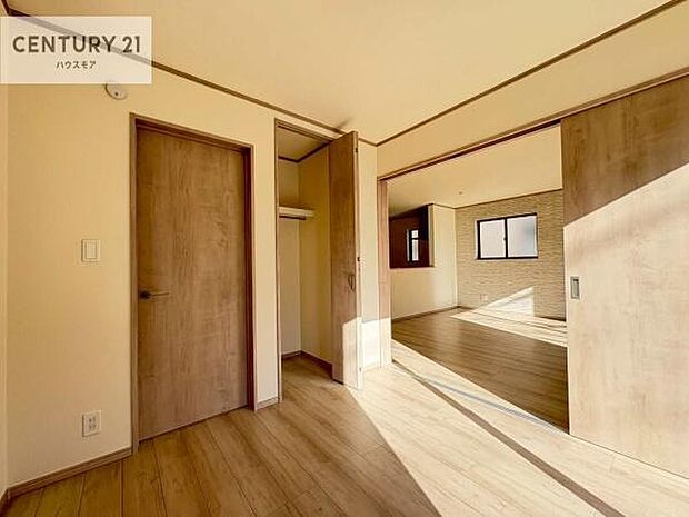 リビングと隣接した洋室です！家事の休憩スペースやキッズスペースとして活用するのもよさそうですね！