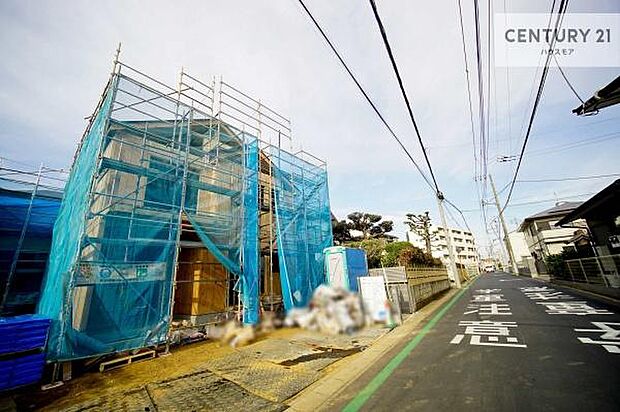 前面道路は4ｍ！陽当り良好な立地です。車庫入れが苦手な方も安心ですね。