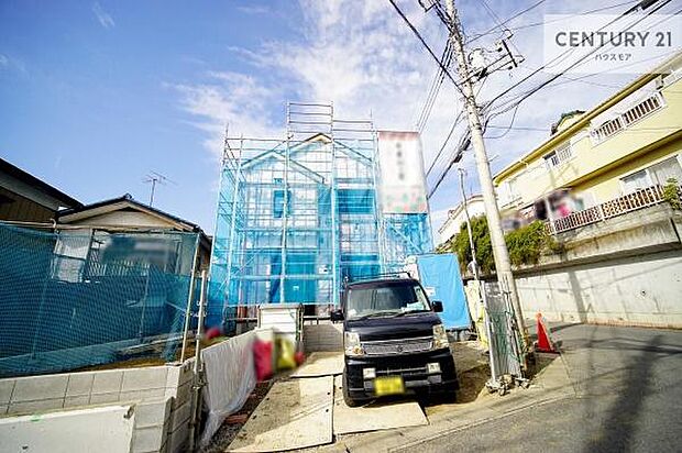 駐車スペースは2台分あります！セカンドカーはもちろん、バイクや自転車なども置き場所に困りません。