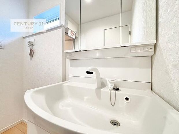 深い洗面台ボウルは、水が跳ねにくいのでお手入れが楽々！清潔感が保てます！キレイな洗面所で自分磨きのモチベーションが上がりますね！（同仕様）