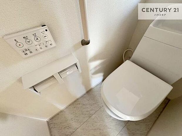温水洗浄便座につき、冬場は便座が暖かくできるので冷たい便座に座らずに済む嬉しい仕様です！シンプルなカラーを基調としているので、お手入れがしやすいです。
