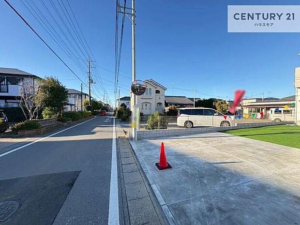 前面道路は5.4ｍ！陽当り良好な立地です。車庫入れが苦手な方も安心ですね。