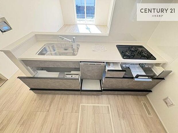 収納スペースが豊富で、調理スペースがスッキリと片付きひろ〜く活用できます！快適に作業ができます！毎日の料理が捗ります！