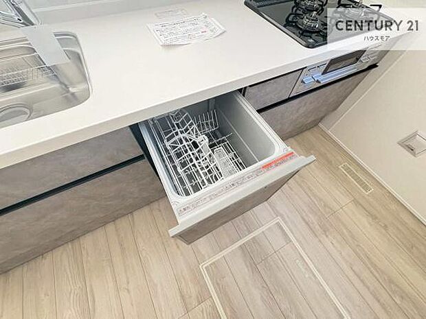 食洗機付き！忙しい時や冬場は手荒れ防止として大活躍します！ビルトイン仕様なので、場所も取らず調理スペースも広く使えて手際よく作業が出来ます！