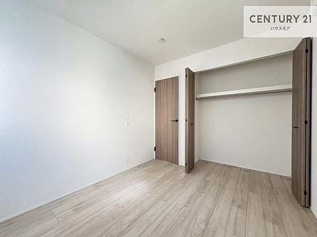 各居室収納付き！急なお客様が来客しても散らかったお部屋をサッと片付けられます！お部屋のスペースが生まれゆとりあるお部屋を演出することが出来ます！