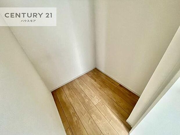 ウォークインクローゼット付きです。たくさんのお洋服などを収納しておけそうですね！他にも扇風機や加湿器など季節物の大きな家電も収納できます。