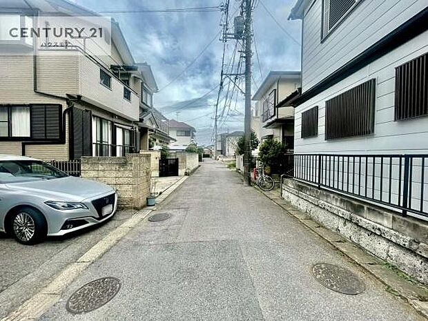 前面道路は4.5ｍ×4.5ｍ！陽当り良好な立地です。車庫入れが苦手な方も安心ですね。