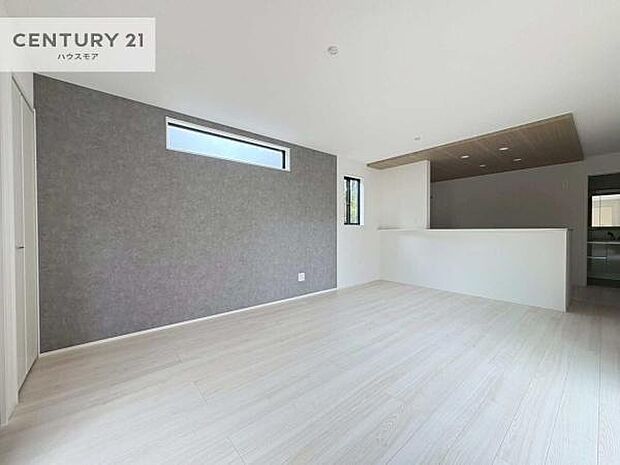 開放感のある広々LDK！ソファーやダイニングテーブルを置いても窮屈にならないので快適に過ごせます！コミュニケーションが取りやすいリビングです！