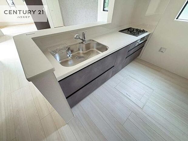 大人気の対面式システムキッチンを採用しています！ご家族のコミュニケーションが自然と増える設計です。お子様にも目が届くので嬉しいですね。広々使えて快適に作業が進みます！