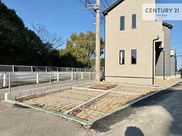 駐車スペースは2台分あります！セカンドカーはもちろん、バイクや自転車なども置き場所に困りません。