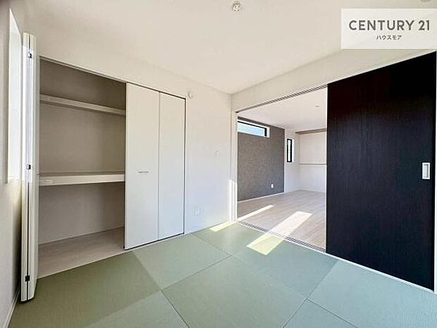 リビングと隣接した和室です！家事の休憩スペースやキッズスペースとして活用するのもよさそうですね！和室の使い方は無限大！