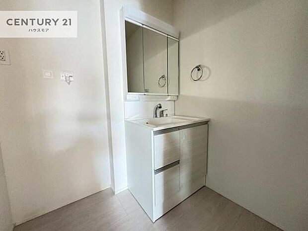 三面鏡仕様の洗面所は、身だしなみがしやすい造り！裏は収納になっています。ドライヤーやお化粧道具を片付けられるので洗面台周りをスッキリと見せることが出来ます！