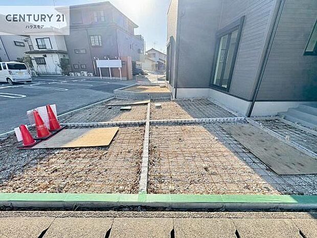 駐車スペースは2台分あります！セカンドカーはもちろん、バイクや自転車なども置き場所に困りません。