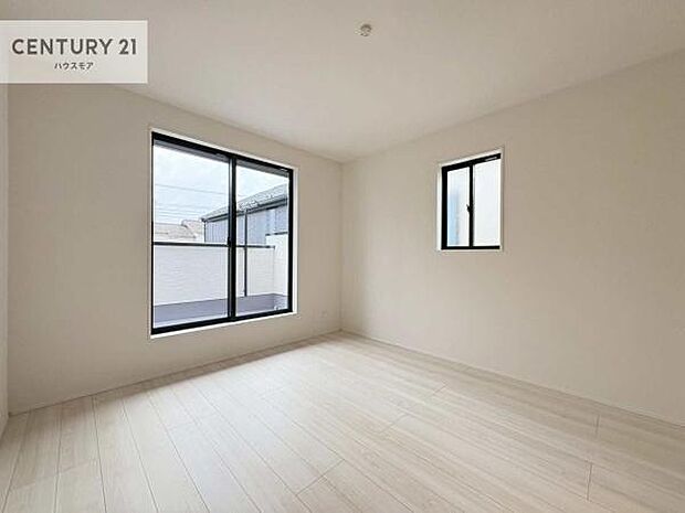 バルコニーに面している洋室です。明るく温もりがあり、換気もしっかりできます！朝起きて、外に出て背伸びをしつつ深呼吸をし良い朝を迎え入れることができます。