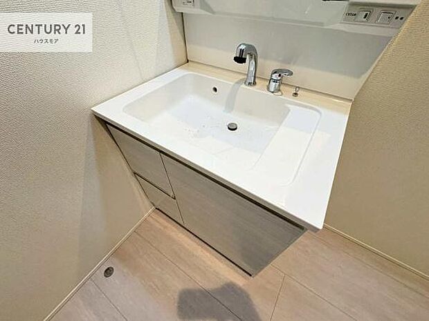 深い洗面台ボウルは、水が跳ねにくいのでお手入れが楽々！清潔感が保てます！キレイな洗面所で自分磨きのモチベーションが上がりますね！【現地販売会開催中】