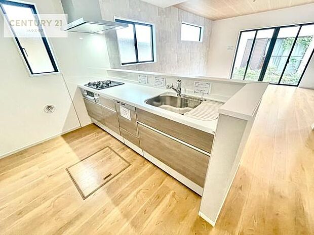 大人気の対面式システムキッチンを採用しています！ご家族のコミュニケーションが自然と増える設計です。お子様にも目が届くので嬉しいですね。収納力もあります！