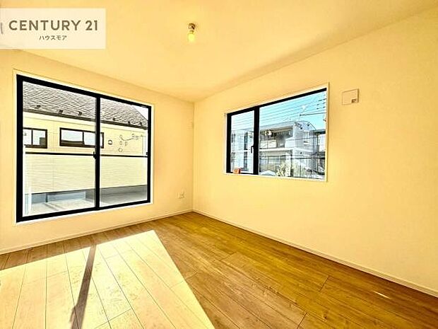 バルコニーへ面した洋室なので天気のいい日はバルコニーへ出てリフレッシュするのもいいですね！充実したプライベートタイムが送れる洋室！陽当たり、風通し良好です。