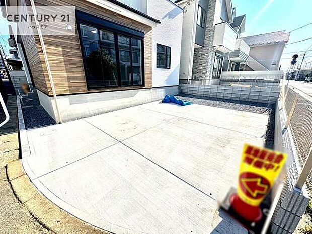 駐車スペースは2台分あります！セカンドカーはもちろん、バイクや自転車なども置き場所に困りません。