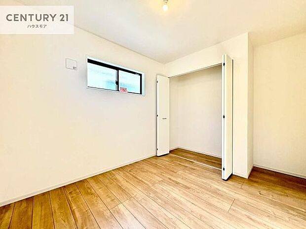 洋室は子供部屋や寝室、色々と用途多彩に利用できますね。収納力もたっぷりなので、広々気持ちよく過ごすことができます。