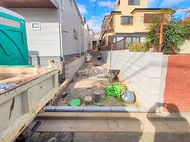 駐車スペースは2台分あります！セカンドカーはもちろん、バイクや自転車なども置き場所に困りません。