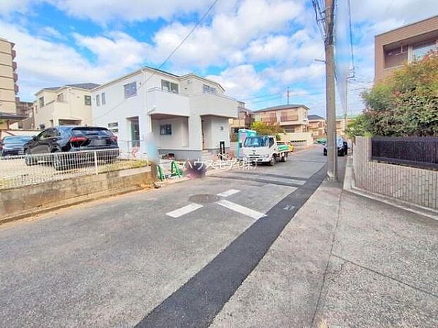 前面道路は6ｍ！陽当り良好な立地です。車庫入れが苦手な方も安心ですね。