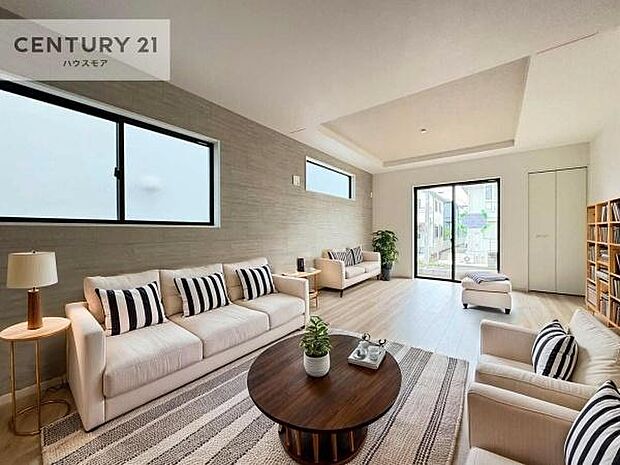 家具はCGパースです。開放感のある広々LDK！ソファーやダイニングテーブルを置いても窮屈にならないので快適に過ごせます！コミュニケーションが取りやすいリビングです！