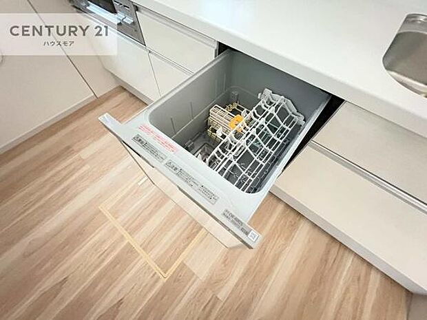 食洗機付き！忙しい時や冬場は手荒れ防止として大活躍します！ビルトイン仕様なので、場所も取らず調理スペースも広く使えて手際よく作業が出来ます！