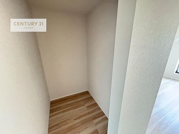 ウォークインクローゼット付きです。たくさんのお洋服などを収納しておけそうですね！他にも扇風機や加湿器など季節物の大きな家電も収納できます。