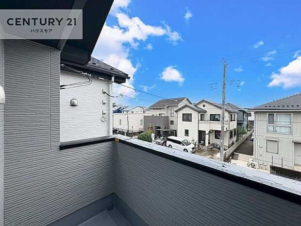 晴れた日には青い空を見渡せる開放的な時間を楽しめます。気持ちの良い風が通り抜ける街並みです！