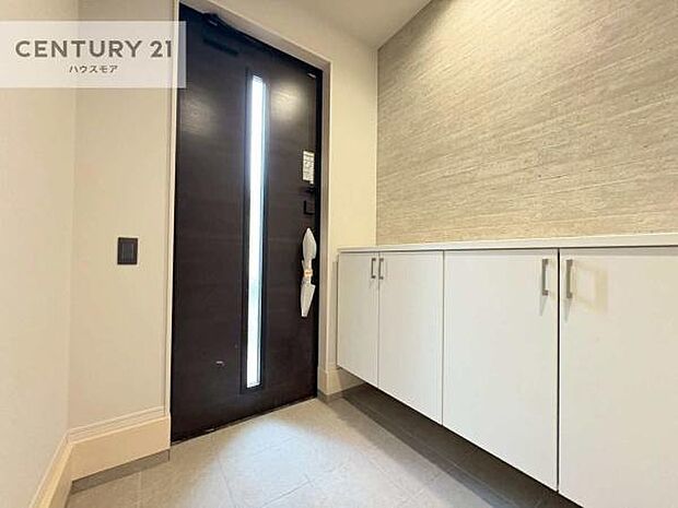 シューズボックス付きなので、玄関が片付きお掃除がしやすいです！スッキリした玄関で戸を開けた瞬間、清潔感のある心地いい空間が出迎えてくれます。