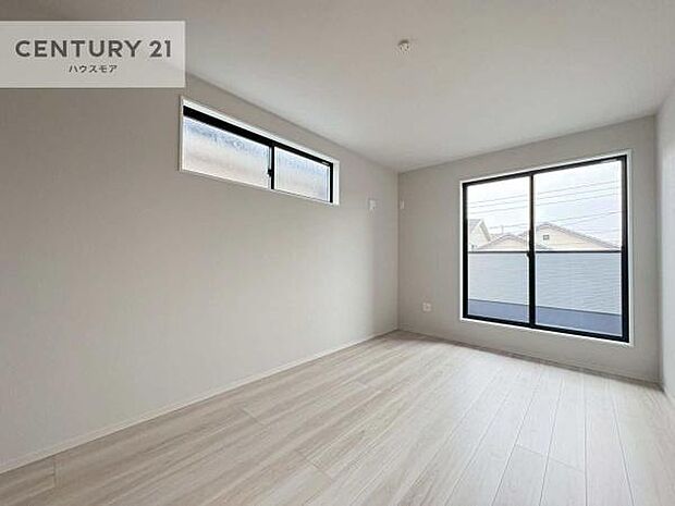 バルコニーに面した洋室。優しい光が差し込む洋室は、朝の目覚めも気持ちが良さそうですね。おうち時間もゆったりと過ごすことができます。