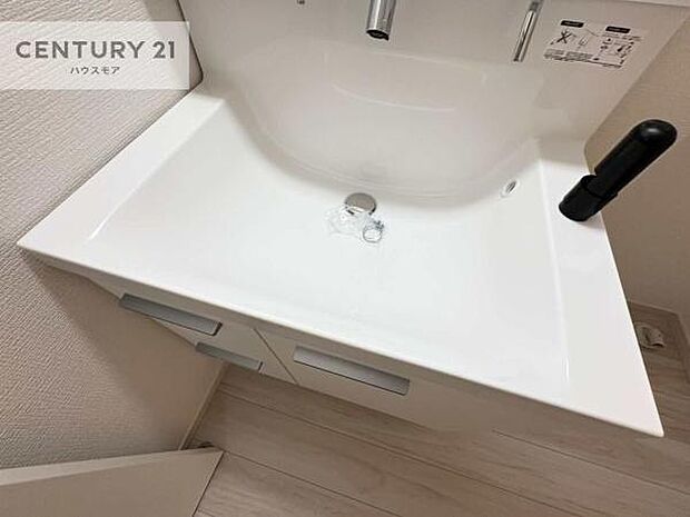 深い洗面台ボウルは、水が跳ねにくいのでお手入れが楽々！清潔感が保てます！キレイな洗面所で自分磨きのモチベーションが上がりますね！