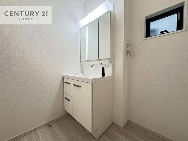 小窓付きの明るい洗面室です！湿気もすぐに入れ替えができて清潔に保つことができます！自然光が差し込むのでお化粧の仕上がりも良くなりますね！