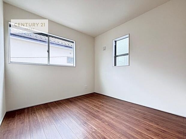 2面採光を確保した明るい室内は、風通しも良く、明るく大変居心地の良い空間となっております。リラックスして過ごせる心地の良いお部屋です！朝の目覚めがスッキリしますね！（同仕様）