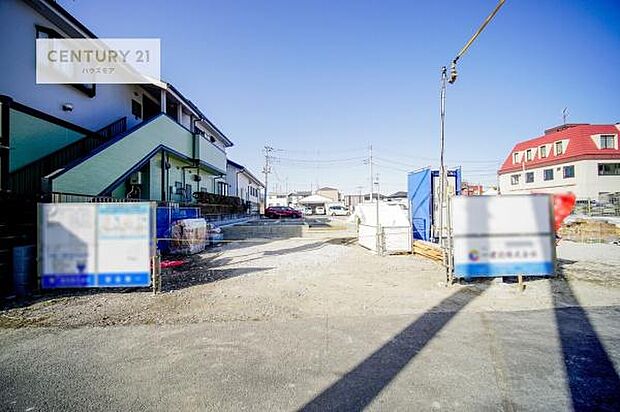 駐車スペースは2台分あります！セカンドカーはもちろん、バイクや自転車なども置き場所に困りません。