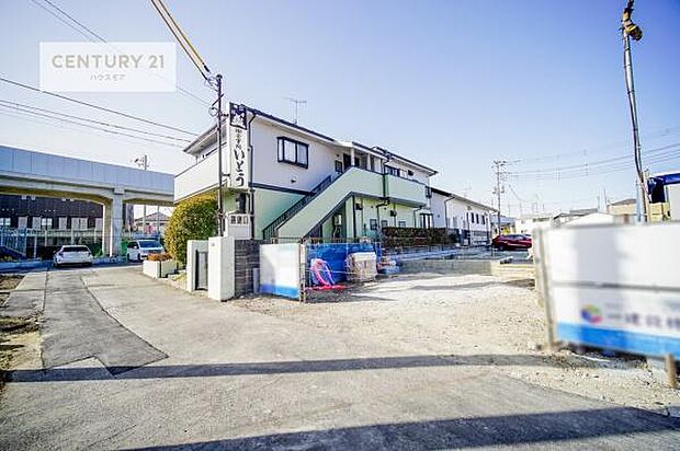 前面道路は南側4ｍ！陽当り良好な立地です。車庫入れが苦手な方も安心ですね。