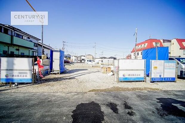 駐車スペースは2台分あります！セカンドカーはもちろん、バイクや自転車なども置き場所に困りません。