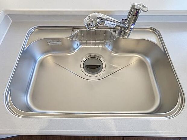 ワイドなシンクですね！水が跳ねにくく洗物がしやすい家事が楽々仕様のシステムキッチンです！デザイン性と機能性を兼ねたキッチンで清潔感がありますね！(同仕様)