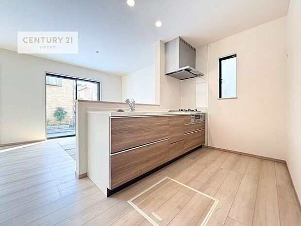 大人気の対面式システムキッチンを採用しています！ご家族のコミュニケーションが自然と増える設計です。お子様にも目が届くので嬉しいですね。収納力もあります！（同仕様）