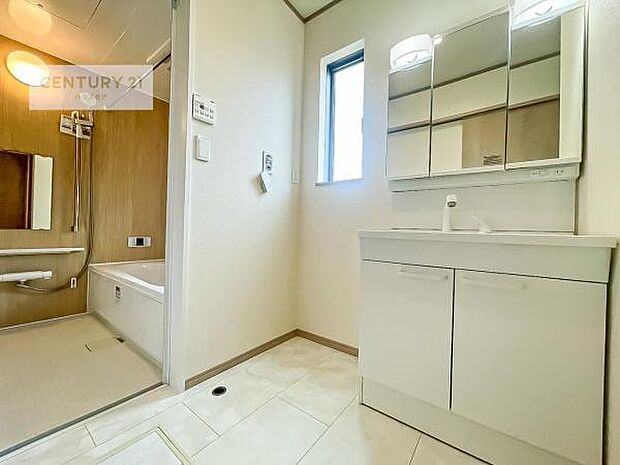 洗面台のボウルが深く床に水が跳ねにくいです！それにお掃除がしやすい使い勝手の良い白を基調とした清潔感のある洗面台で気持ちよくお使いいただけます！（同仕様）