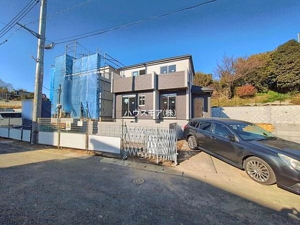 駐車スペースは2台分あります！セカンドカーはもちろん、バイクや自転車なども置き場所に困りません。