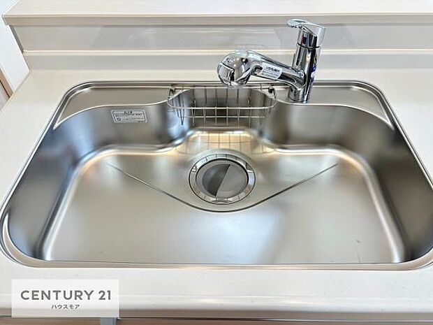 ワイドなシンクですね！水が跳ねにくく洗物がしやすい家事が楽々仕様のシステムキッチンです！デザイン性と機能性を兼ねたキッチンで清潔感がありますね！（同仕様）