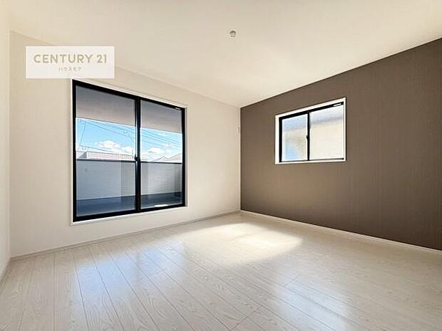 明るく風通しの良い居室です。「シンプル」にデザインされた室内。自由度が高いので家具やレイアウトでお好みの空間を創り上げられます。是非一度、現地にてご確認ください。（同仕様）