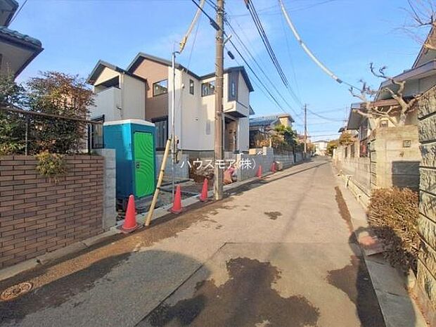 前面道路4.4ｍ！陽当り良好な立地です。車庫入れが苦手な方も安心ですね。
