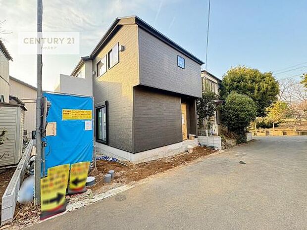 駐車スペースは2台分あります！セカンドカーはもちろん、バイクや自転車なども置き場所に困りません。