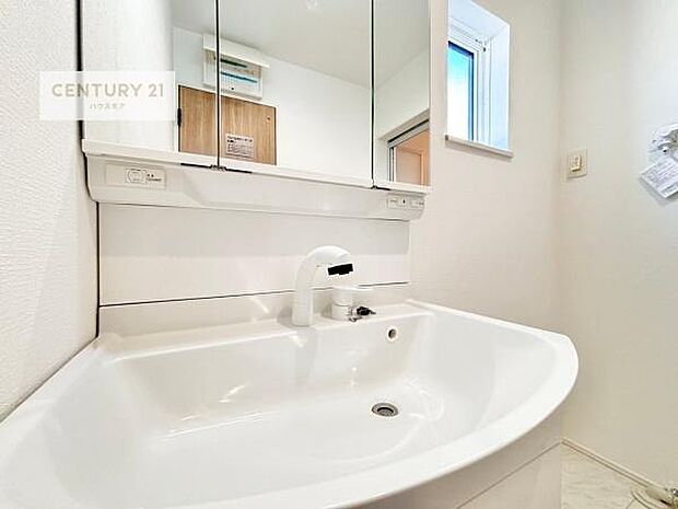 小窓付きの明るい洗面室です！湿気もすぐに入れ替えができて清潔に保つことができます！自然光が差し込むのでお化粧の仕上がりも良くなりますね！（同仕様）