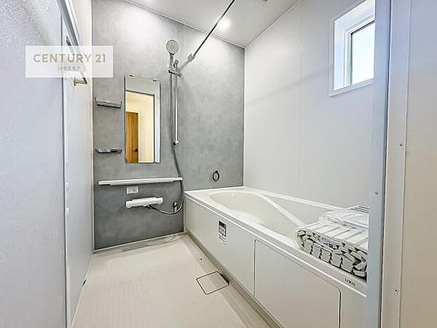 1日の疲れをしっかりと癒してくれる浴室です。おうちの素敵なリラクゼーション場所ですね。（同仕様）