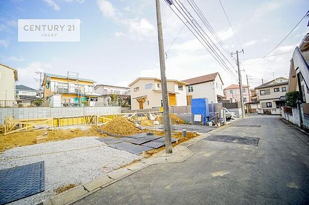 前面道路は4ｍ！陽当り良好な立地です。車庫入れが苦手な方も安心ですね。