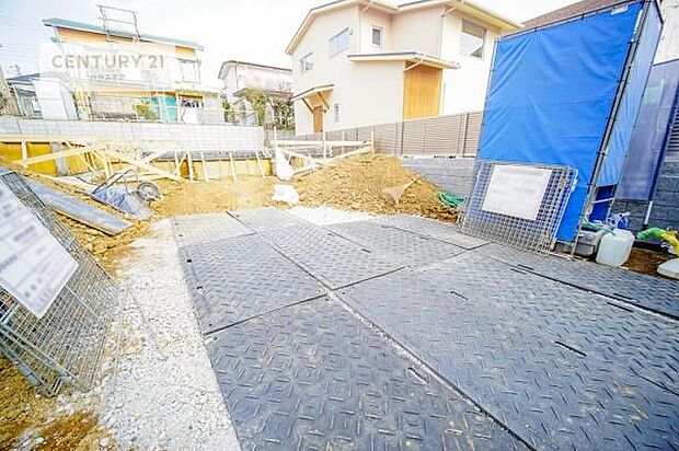 駐車スペースは2台分あります！セカンドカーはもちろん、バイクや自転車なども置き場所に困りません。